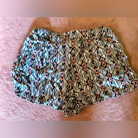 Brandy Melville pull on shorts - Picture 2 of 3